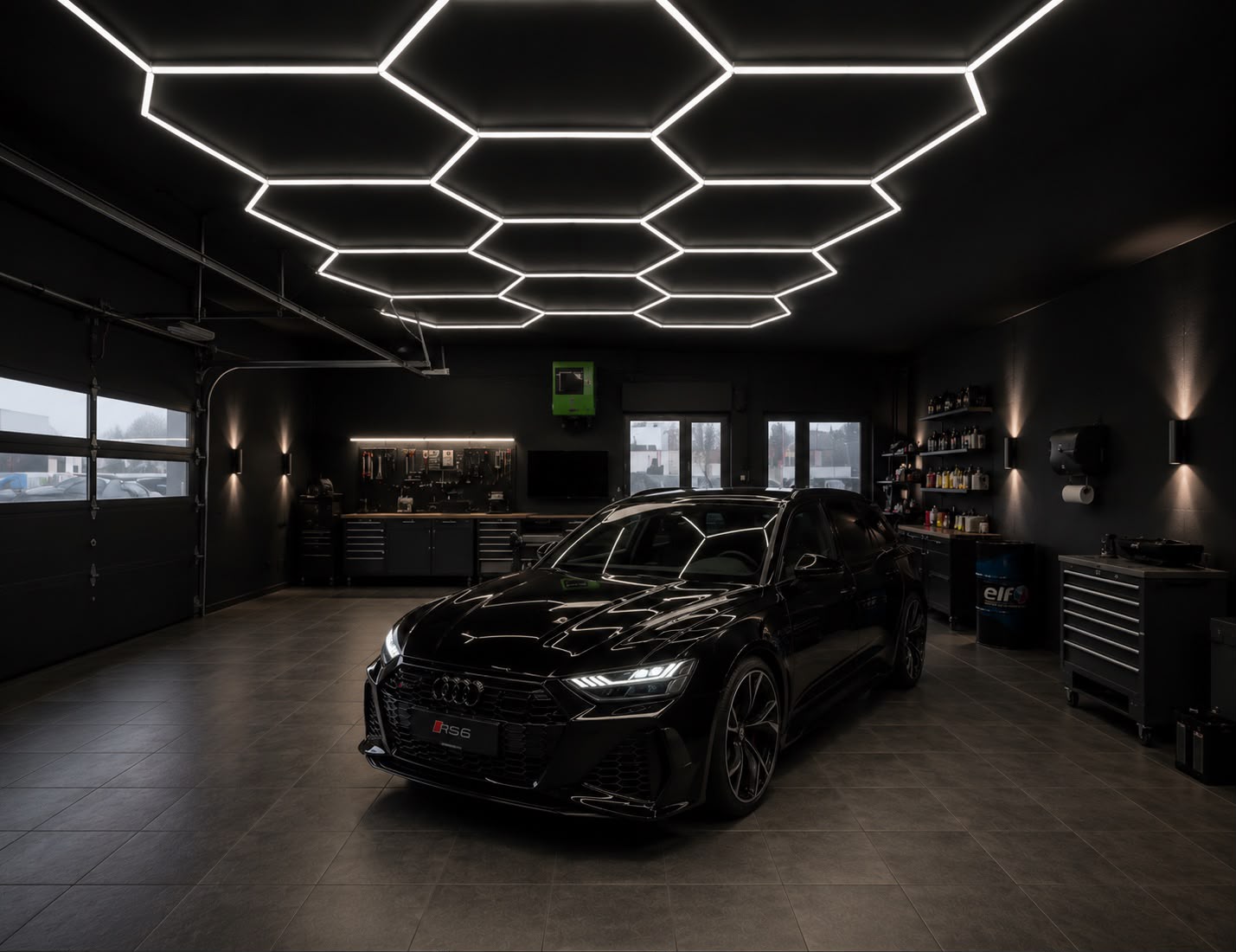 Audi RS6 unter hexagonaler LED-Lichtarchitektur
